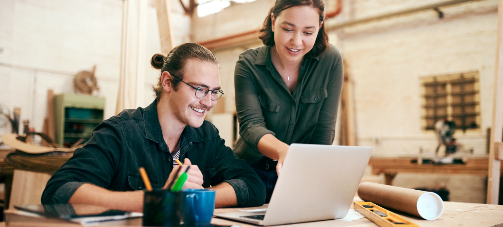 lavoratori felici davanti al computer